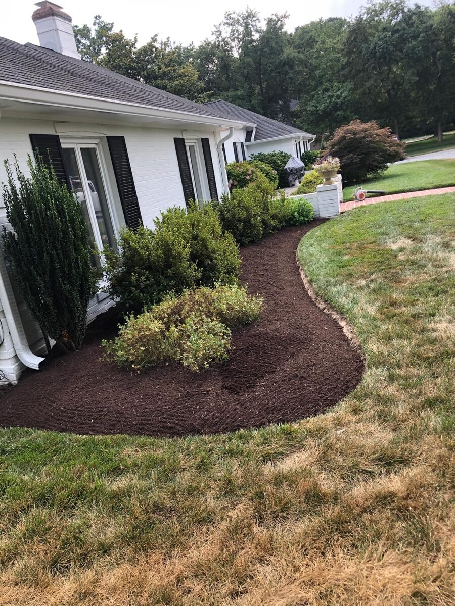 Mulch bed with curved edging — Eastern Shore landscaping